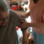 Inversion des rôles : comment prendre soin de vos parents vieillissants sans froisser leur autonomie ?