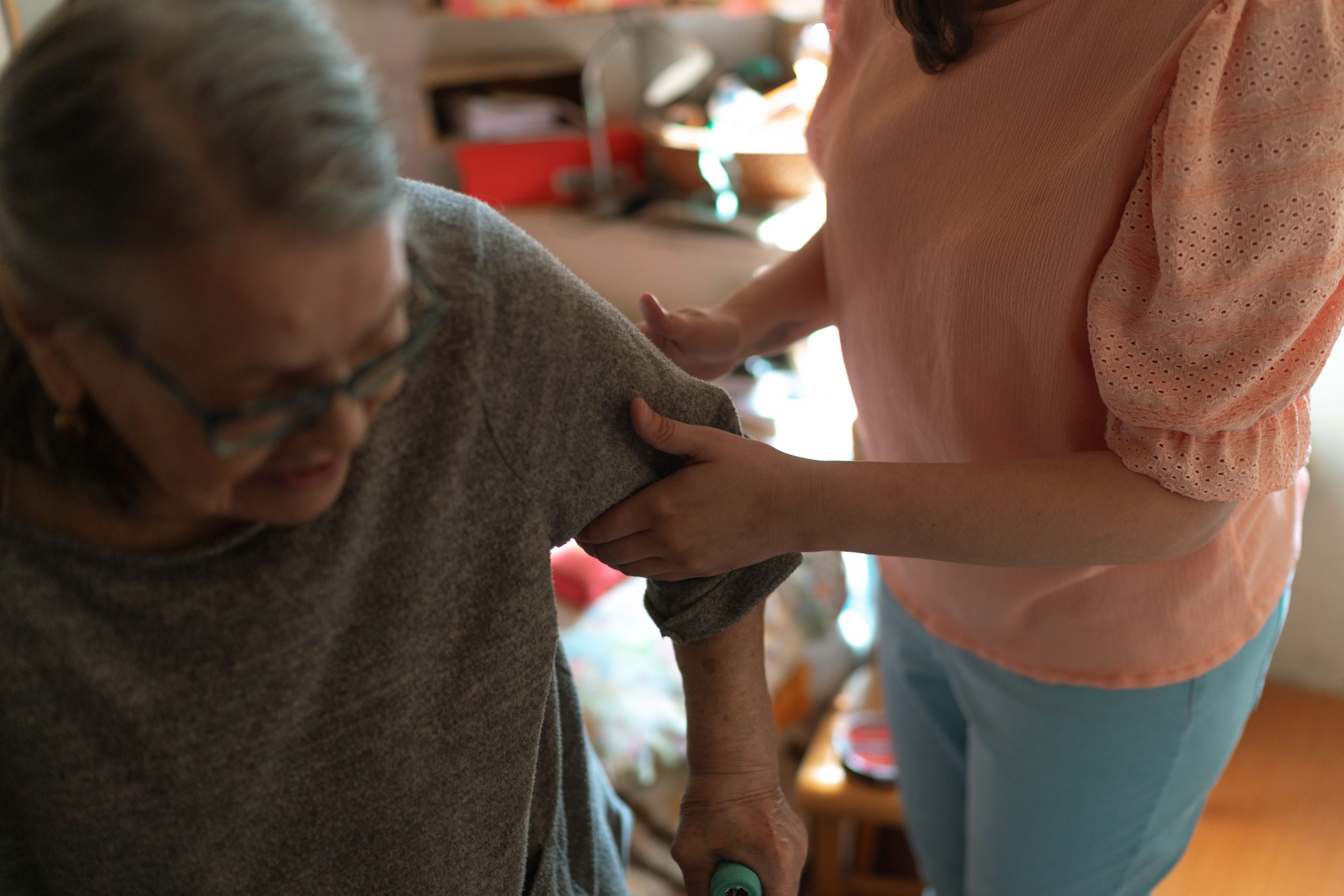Inversion des rôles : comment prendre soin de vos parents vieillissants sans froisser leur autonomie ?
